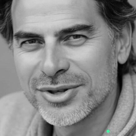 « Études marketing et IA : la cinquième génération ne sera pas une évolution, mais une révolution » – Tribune de Laurent Florès, Université Paris Assas & L’Atelier IA