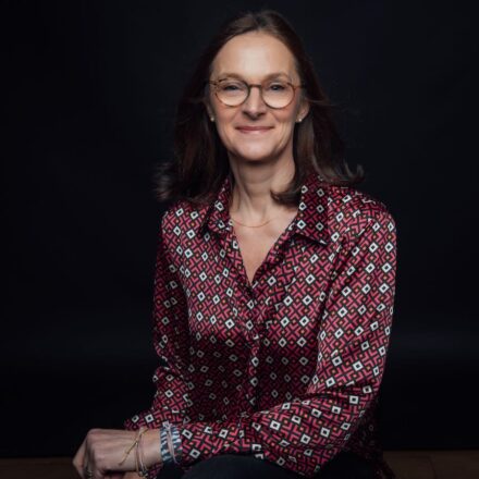 « L’IA est un révélateur des questions fondamentales que la fonction Insights doit se poser » – Interview d’Anne-Sophie Damelincourt, Consultante et Présidente d’Esomar